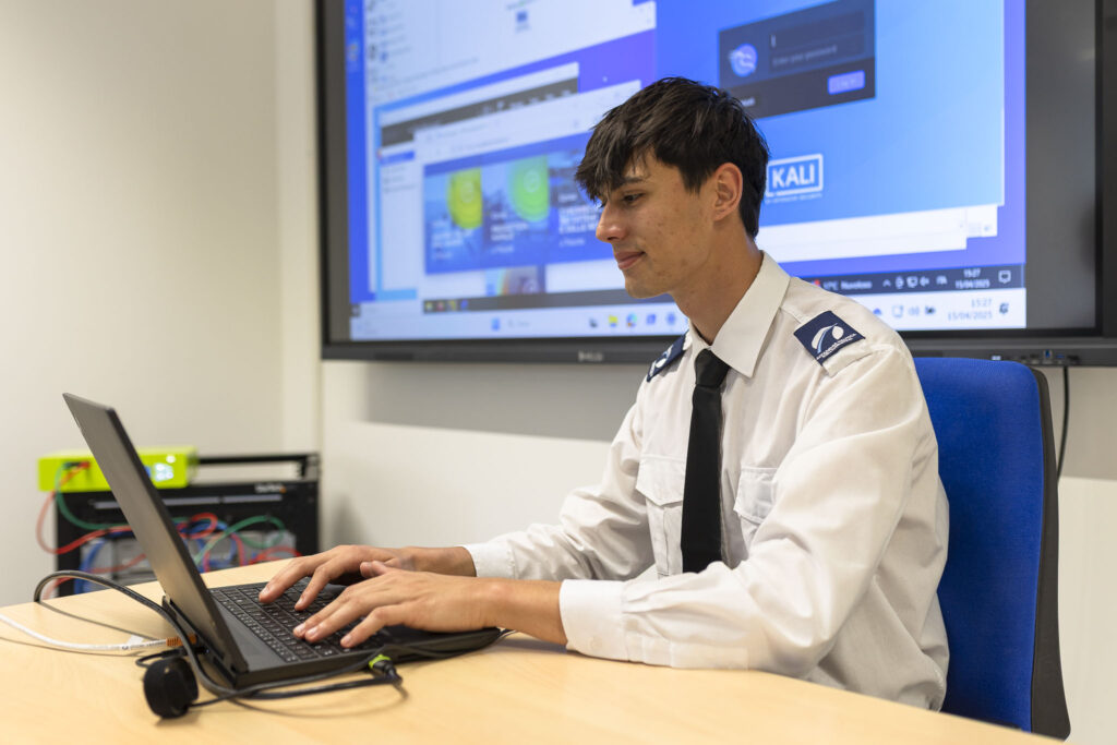 Studente di cybersecurity e sistema delle reti di Accademia Nautica dell'Adriatico durante la lezione
