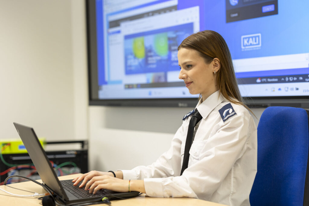 Studentessa di cybersecurity e sistema delle reti di Accademia Nautica dell'Adriatico durante la lezione