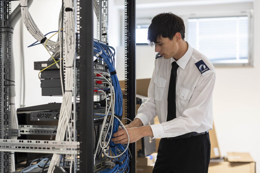Studente di cybersecurity e sistema delle reti di Accademia Nautica dell'Adriatico durante la lezione