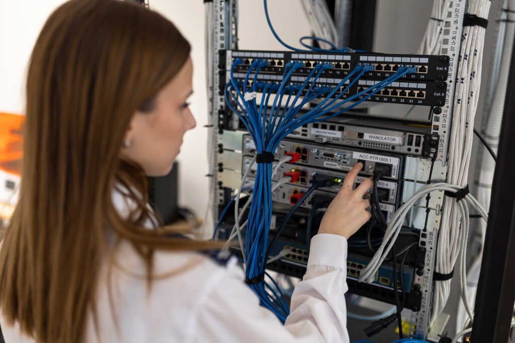 Studentessa di cybersecurity e sistema delle reti di Accademia Nautica dell'Adriatico durante la lezione