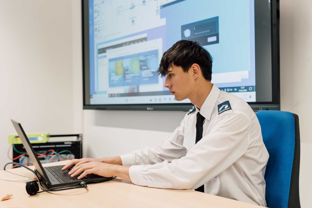 Studente di cybersecurity e sistema delle reti di Accademia Nautica dell'Adriatico durante la lezione