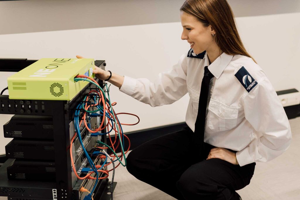 Studentessa di cybersecurity e sistema delle reti di Accademia Nautica dell'Adriatico durante la lezione