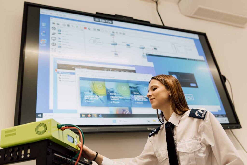 Studentessa di cybersecurity e sistema delle reti di Accademia Nautica dell'Adriatico durante la lezione