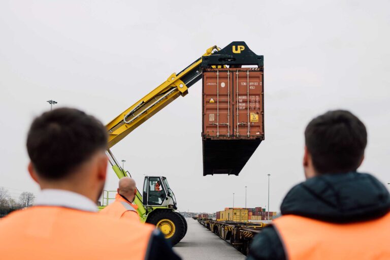 Studenti di logistica marittimo-portuale in gita presso un le zone operative di un'impresa di logistica
