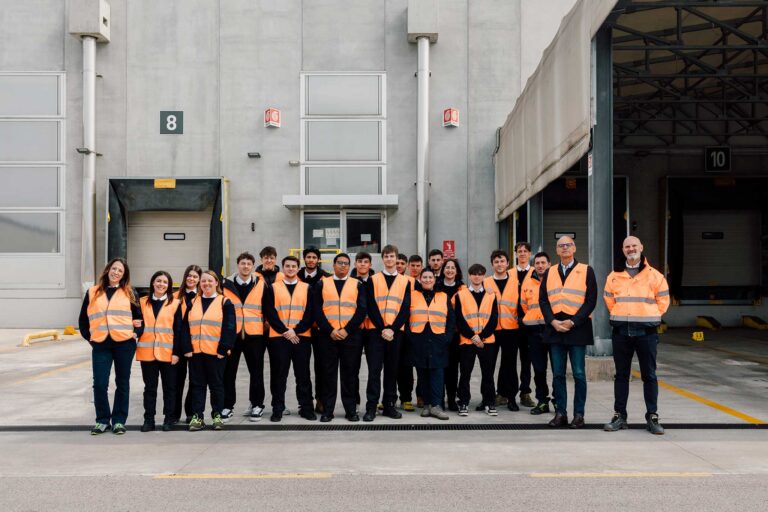 Studenti di logistica marittimo-portuale in gita presso un le zone operative di un'impresa di logistica