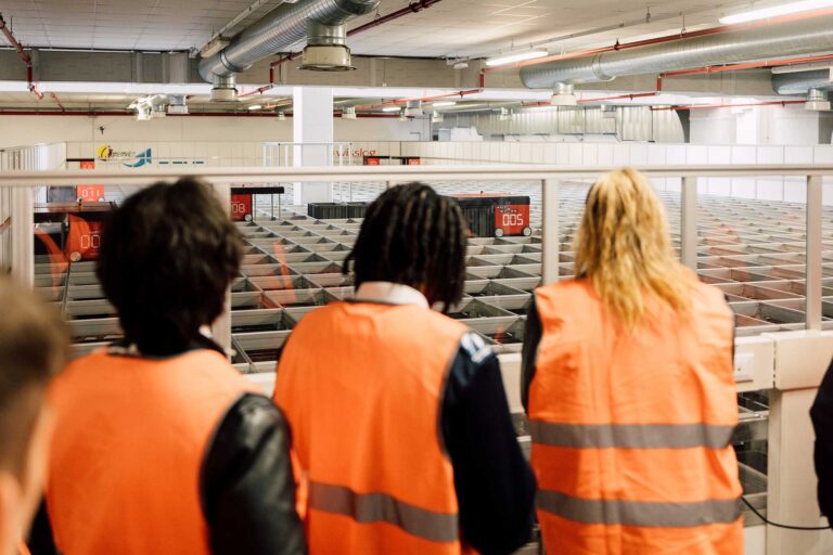 Studenti di logistica marittimo-portuale in gita presso un le zone operative di un'impresa di logistica
