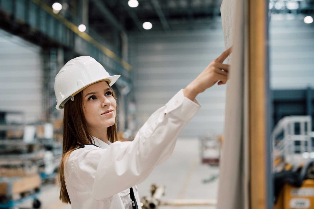 Studentessa di progettazione navale a lezione