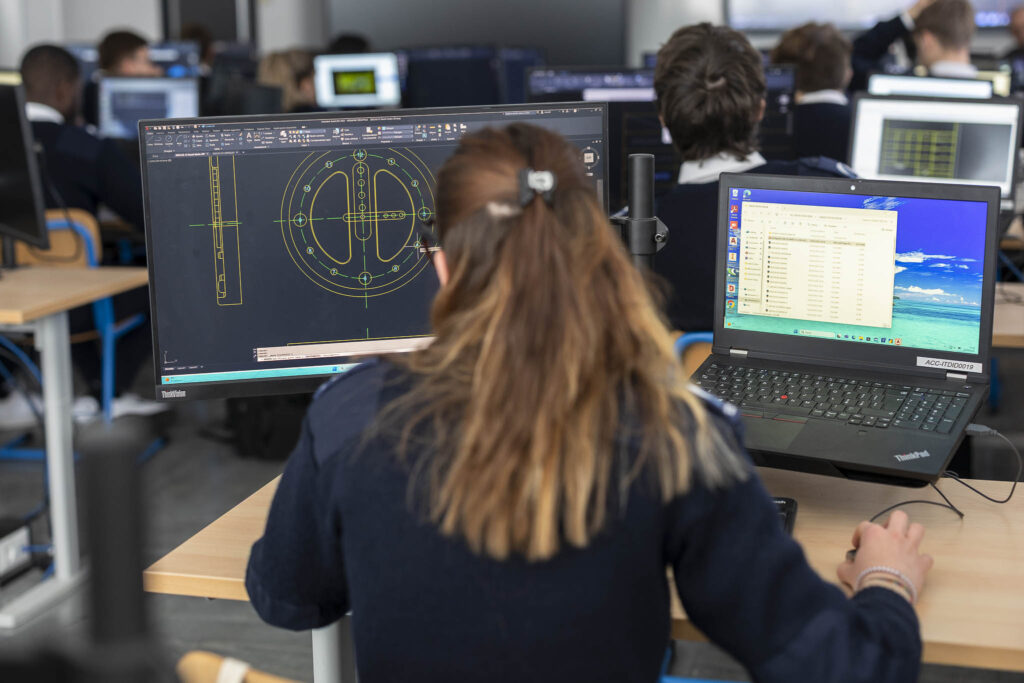 Studentessa di progettazione navale a lezione