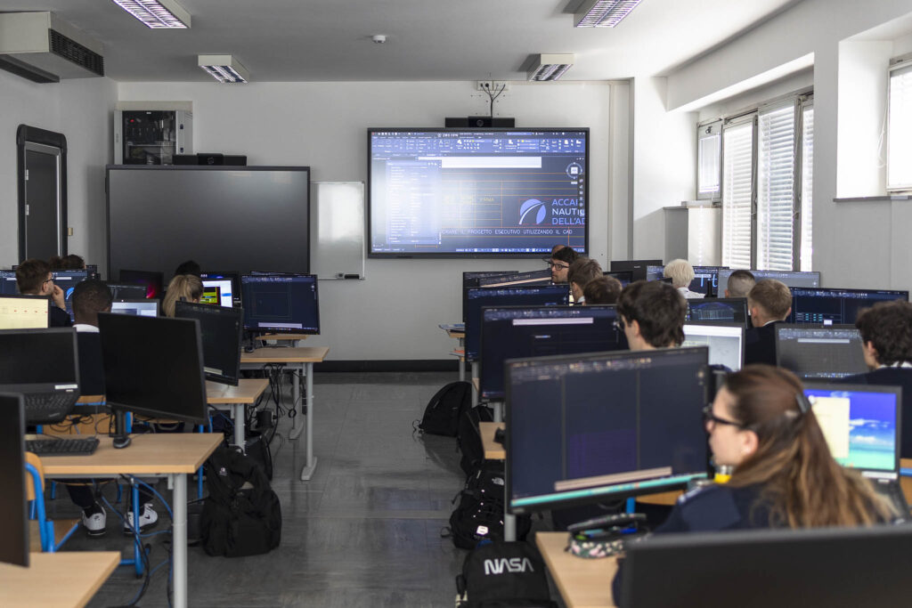 Studenti di progettazione navale a lezione