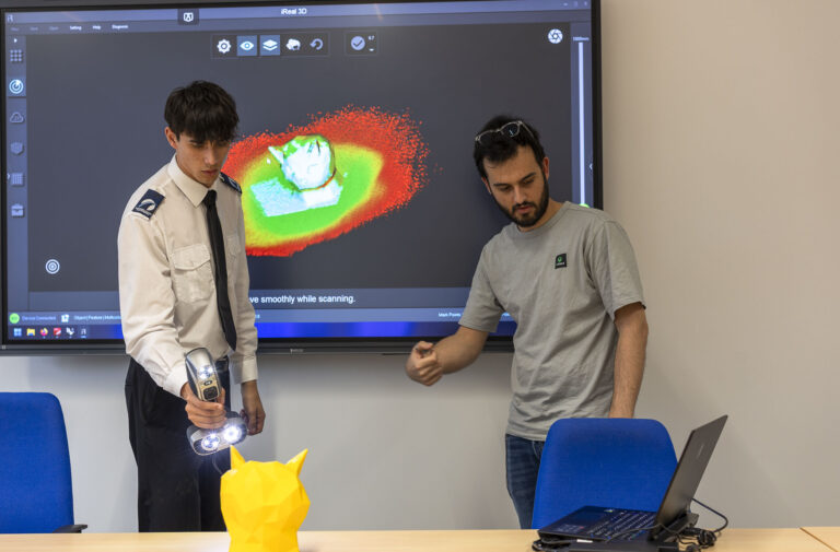 Studente di progettazione navale a lezione