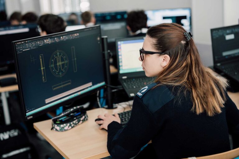 Studentessa di progettazione navale a lezione