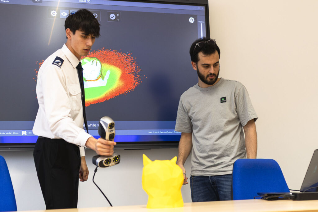 Studente di progettazione navale a lezione