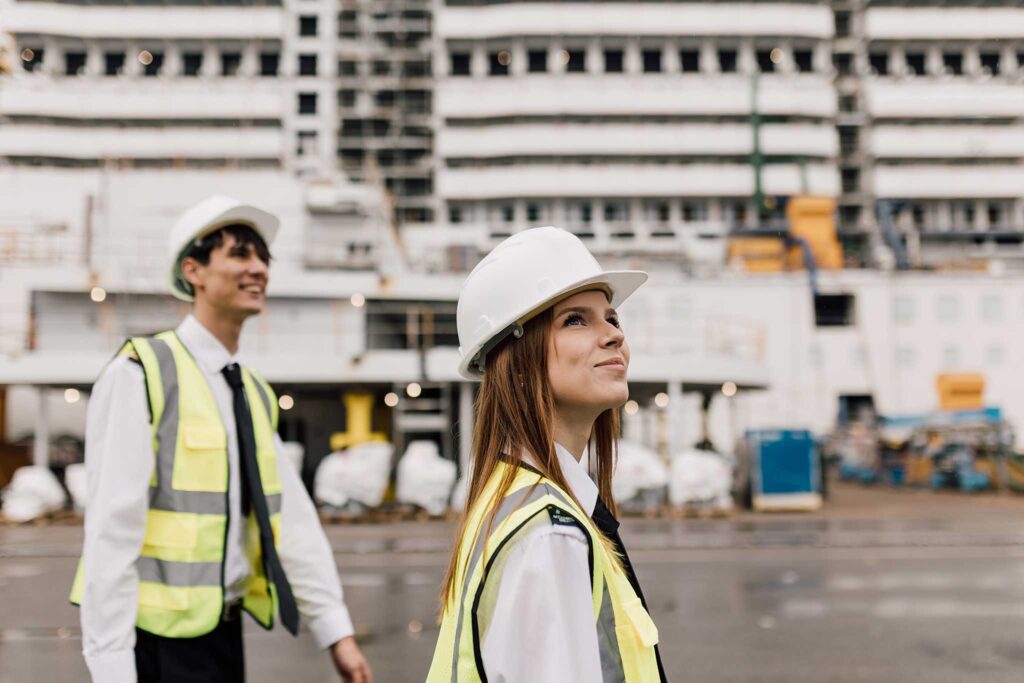 Studentessa di progettazione navale in visita in un cantiere