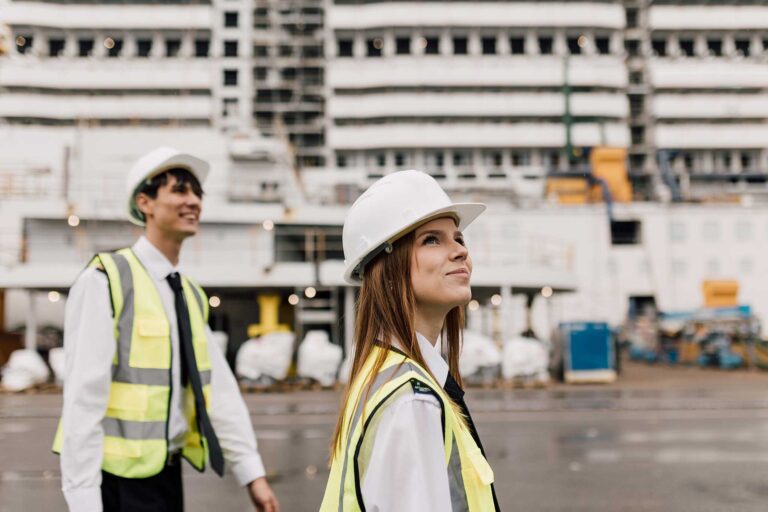 Studentessa di progettazione navale in visita in un cantiere
