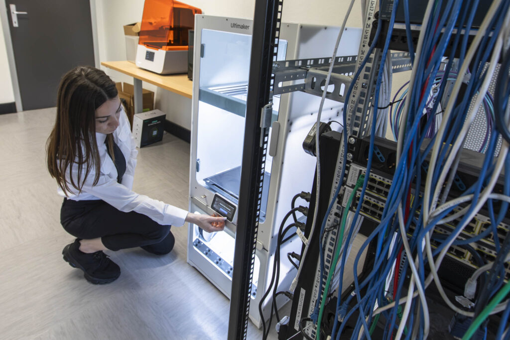 Studentessa di progettazione navale a lezione