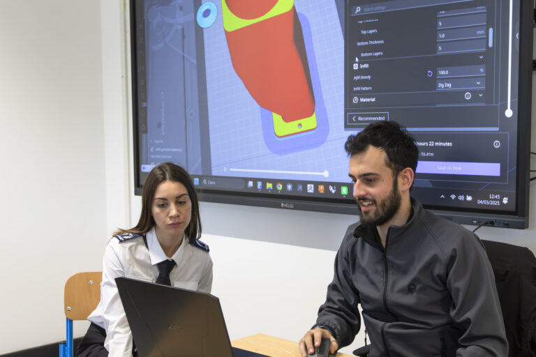 Studentessa di progettazione navale a lezione