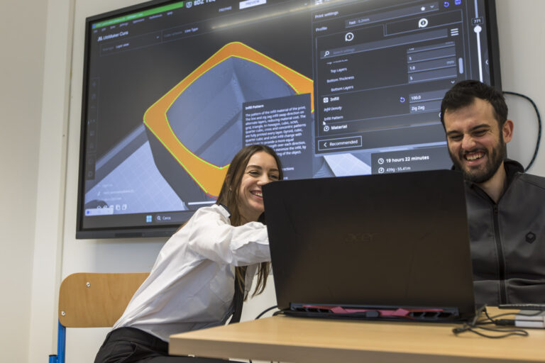 Studentessa di progettazione navale a lezione