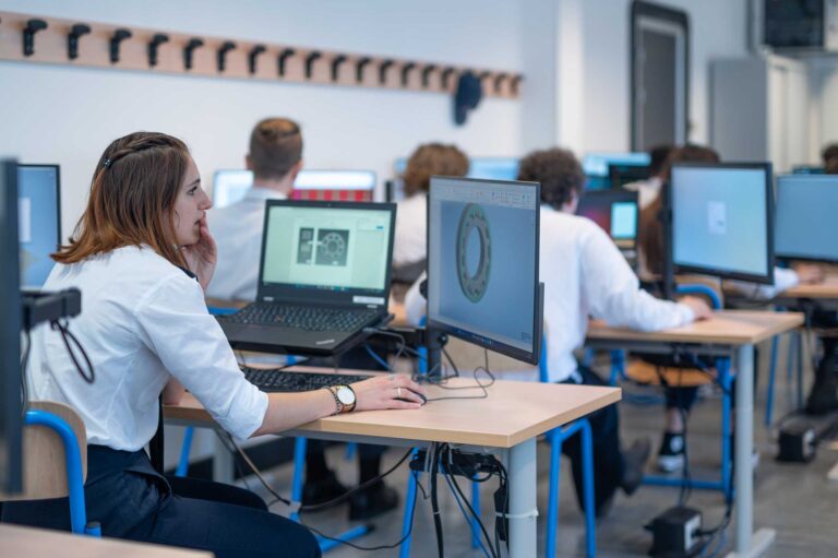 Studenti di progettazione navale a lezione