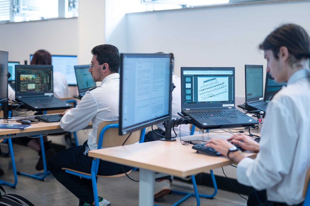 Studenti di progettazione navale a lezione