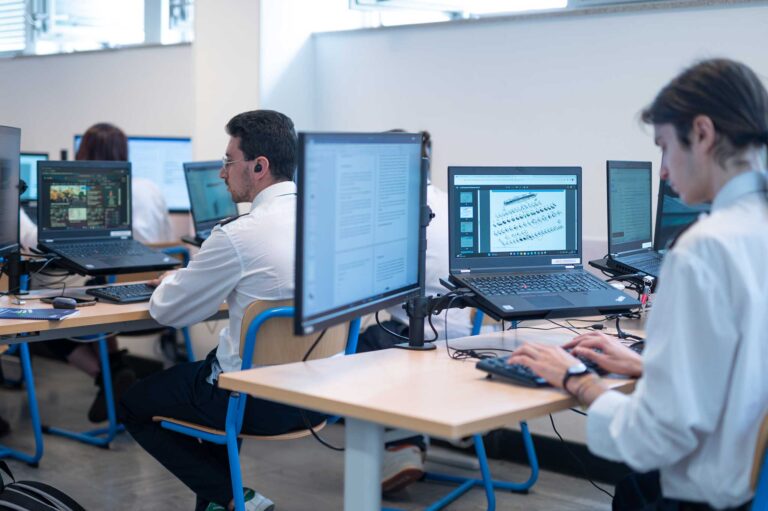 Studenti di progettazione navale a lezione