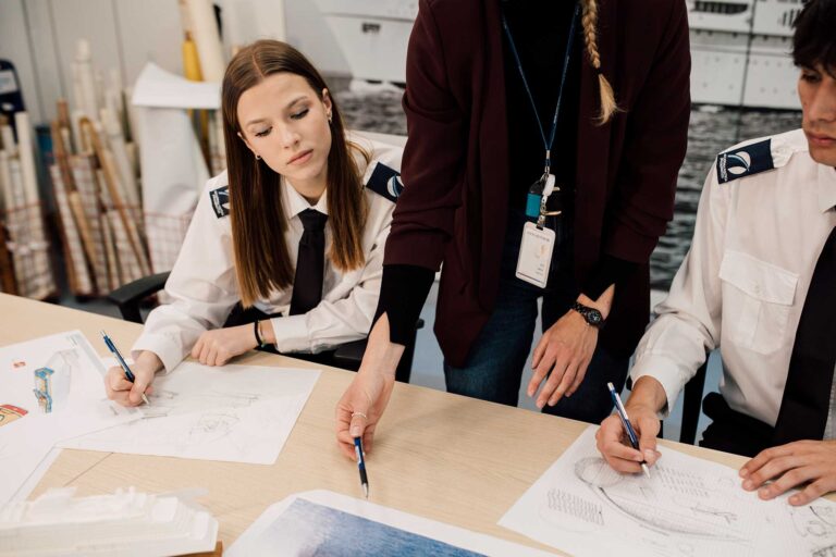 Studentessa di progettazione navale a lezione
