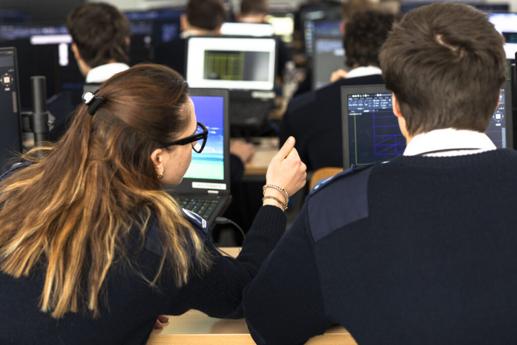 Allievi dell'Accademia Nautica dell'Adriatico mentre svolgono lezione in sede