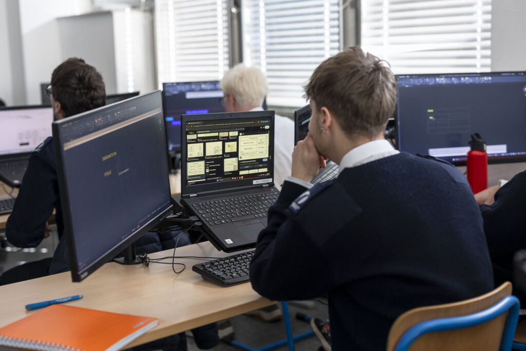 Allievi dell'Accademia Nautica dell'Adriatico mentre svolgono lezione in sede