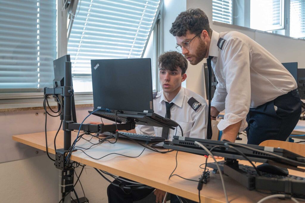 Allievi dell'Accademia Nautica dell'Adriatico mentre svolgono lezione in sede