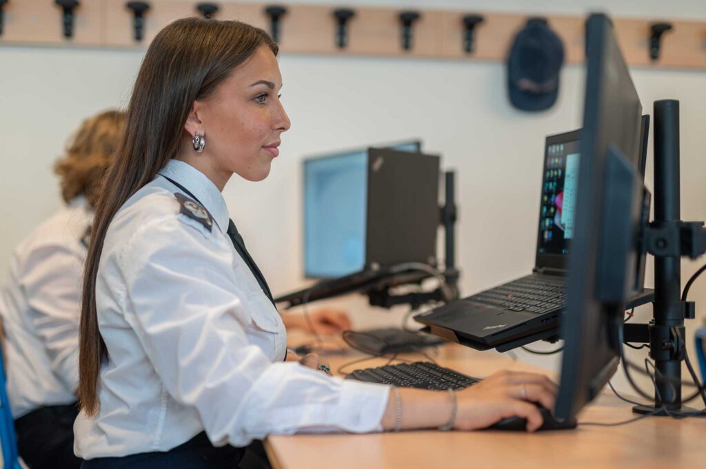 Allievi dell'Accademia Nautica dell'Adriatico mentre svolgono lezione in sede