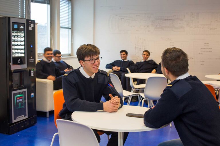 foto degli allievi di Accademia Nautica dell'Adriatico, mentre svolgono le lezioni in sede