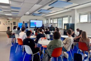 ragazzi ascoltano la presentazione dell'open day di accademia nautica dell'adriatico