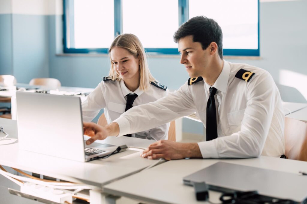 allievi dell'accademia nautica dell'adriatico davanti al computer